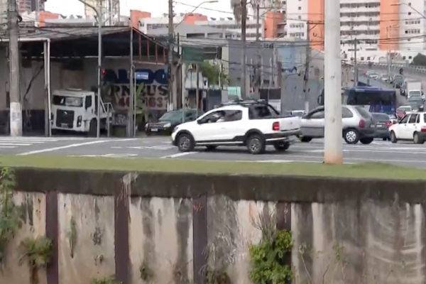 Prefeitura de S André não vê risco em trecho que carro caiu no rio e