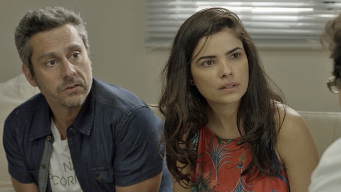 Final da novela A Regra do Jogo: Tóia dá fortuna a Atena e se entrega à