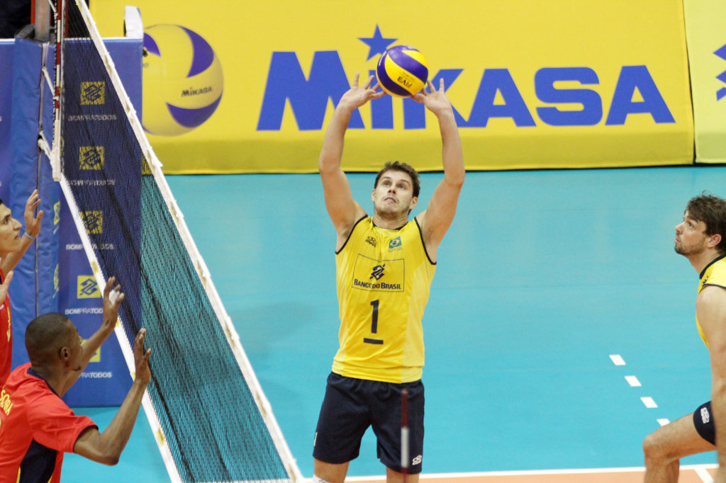 Bruninho inicia 10ª temporada como capitão da seleção de vôlei