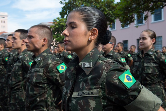 Oficial do sexo feminino é expulsa do Exército Brasileiro e perde