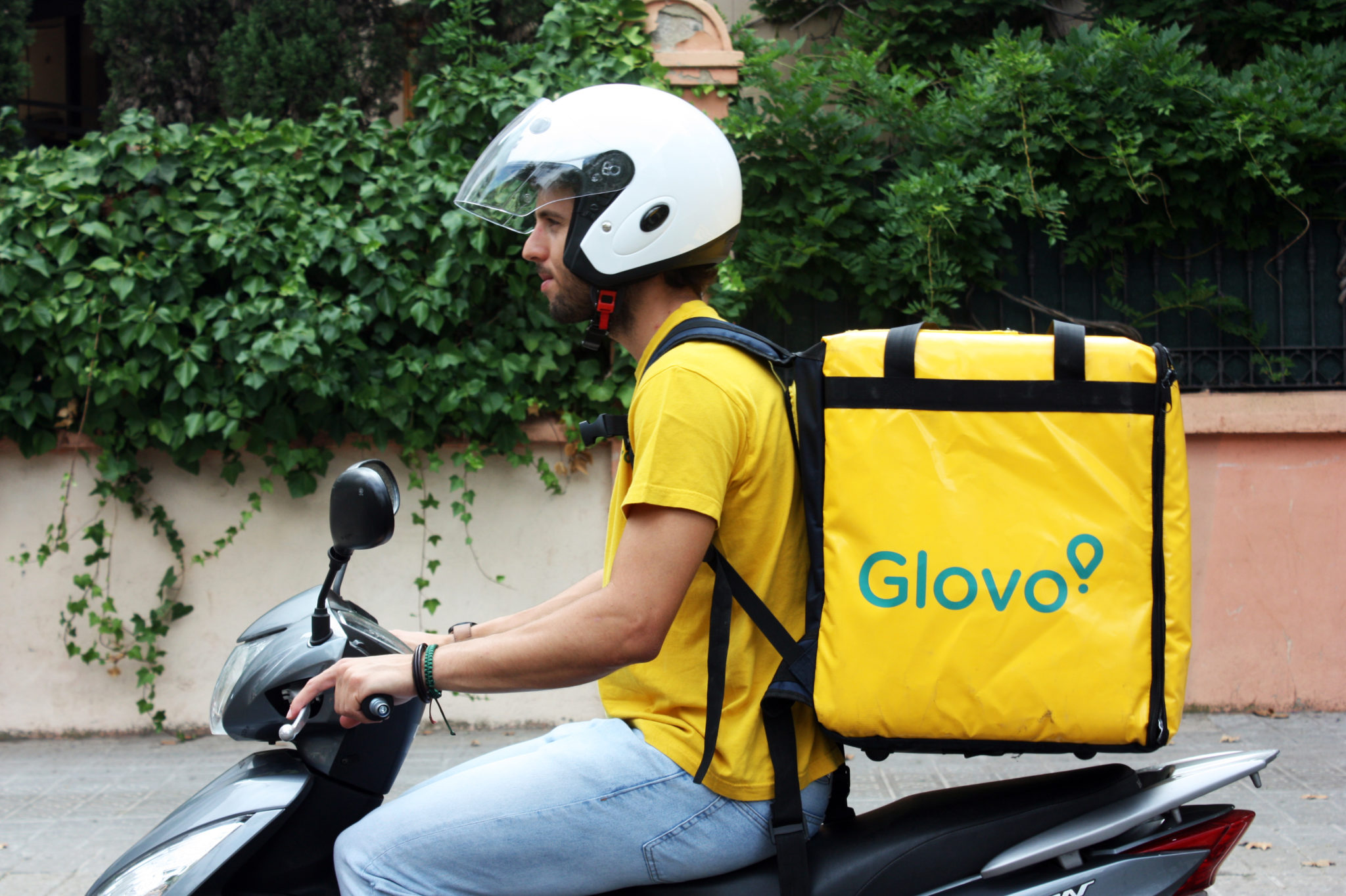 Глова. Рюкзак курьера. Glovo. Glovo delivery. Доставщик глово.