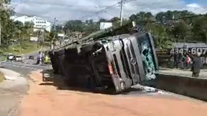 Rebaixar a frente do caminhão está proibido - Matéria - Revista Entre-Vias