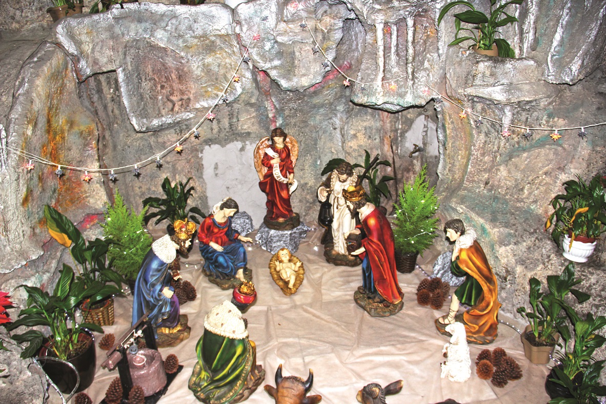 Presépio com peças em tamanho natural é aberto para visitação no Cristo Rei