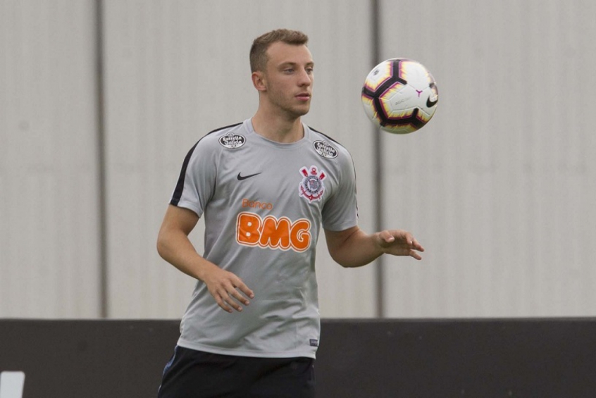 Ex-Corinthians, Carlos Augusto marca em vitória do Monza na Série