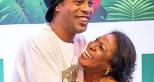 Ronaldinho Gaúcho dá três assistências em jogo de lendas do