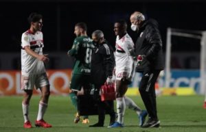 Dirigente discute com Neymar e Marquinhos em intervalo de jogo do PSG