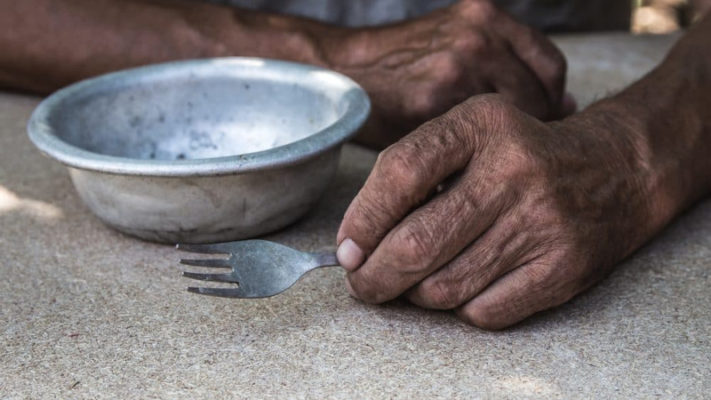 Brasil teve recorde da população abaixo da linha de pobreza em 2021, diz IBGE