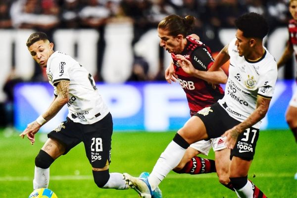 Du Queiroz com o domínio da bola em jogo contra o Flamengo