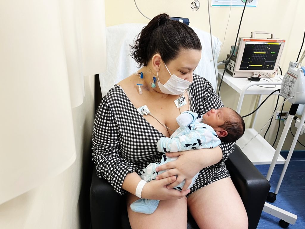 Mãe reencontra filho recém-nascido após ficar intubada no CHM de Santo André