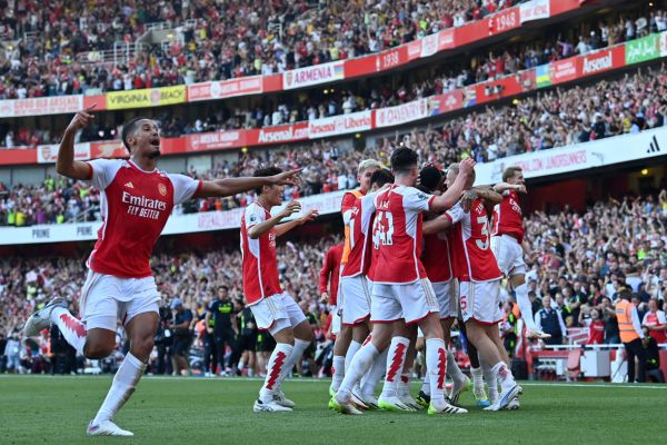 Arsenal vira sobre Manchester United com gols de Rice e Jesus