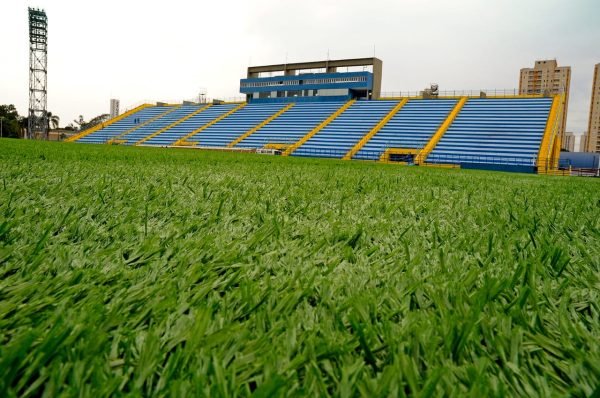 Santo André arrecada alimentos e brinquedos em jogo de futebol