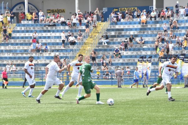 Santo André arrecada alimentos e brinquedos em jogo de futebol